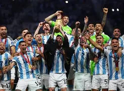 kaiyun-荷甲赛程吃紧，阿贾克斯加时末段主帅复盘，底气十足，临场指挥获称赞(荷兰甲最新积分榜)